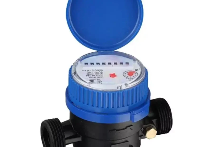 Um hidrômetro é um dispositivo utilizado para medir a quantidade de água consumida em residências, empresas ou outras instalações. Ele é um equipamento fundamental em sistemas de abastecimento de água para registrar o uso e facilitar a cobrança dos serviços de fornecimento de água.